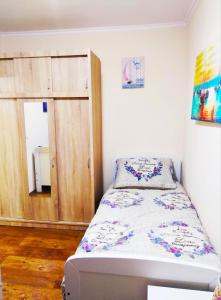 niewielka sypialnia z łóżkiem i drewnianymi drzwiami w obiekcie Apartment with view in Rijeka w mieście Rijeka