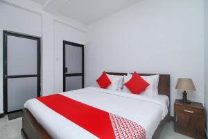 Tempat tidur dalam kamar di Delphin Hotel