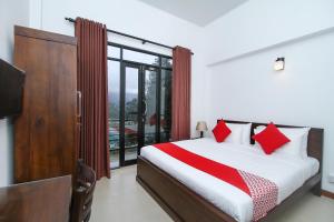 Tempat tidur dalam kamar di Delphin Hotel