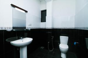 Kamar mandi di Delphin Hotel