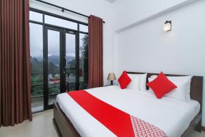 Tempat tidur dalam kamar di Delphin Hotel