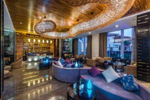 - un hall d'accueil avec un grand lustre dans l'établissement Braira Al Azizya Hotel & Resort, à Khobar