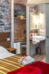 - une chambre avec un lit, un lavabo et des serviettes dans l'établissement Affittacamere Superior del Golfo e delle 5 Terre, à La Spezia 113 autres photos