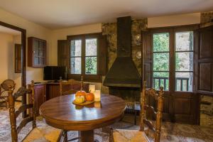 貝耶的住宿－Can Criach，厨房配有木桌和壁炉。