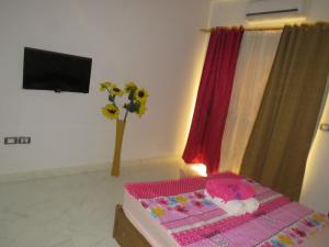 um pequeno quarto com uma boneca deitada numa cama em Apartment Bella Rosa near the sea RedSeaLine em Hurghada