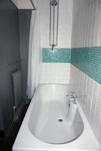 A bathroom at The Grove Ferry Inn 