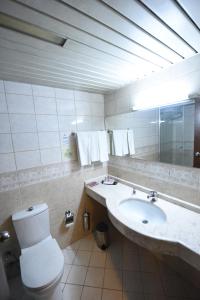 Kylpyhuone majoituspaikassa Asal Hotel
