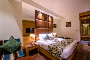 Un pat sau paturi într-o cameră la Best Western La Vista Pathankot