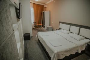 Voodi või voodid majutusasutuse Discovery Hotel toas