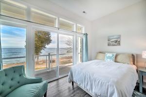 1 dormitorio con cama y vistas al océano en Waterfront Scotland Beach Retreat with Private Beach!, en Ridge