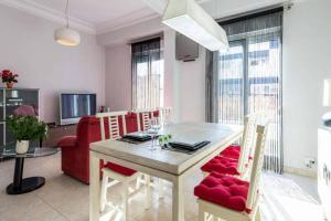 a dining room with a table and red chairs at PRECIOSO APARTAMENTO EN EL BARRIO DE RUZAFA in Valencia