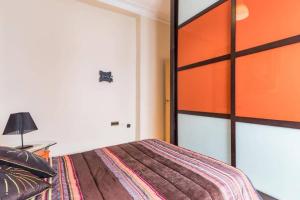 Schlafzimmer mit einem großen Bett und einer orangefarbenen Tür in der Unterkunft PRECIOSO APARTAMENTO EN EL BARRIO DE RUZAFA in Valencia