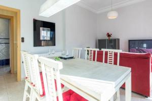 a dining room with a white table and chairs at PRECIOSO APARTAMENTO EN EL BARRIO DE RUZAFA in Valencia