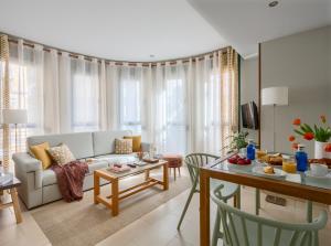 sala de estar con sofá y mesa en Apartamentos Suites Oficentro, en Málaga