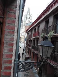 una calle con un semáforo y un edificio en Despertar en León, al lado de la Catedral en León