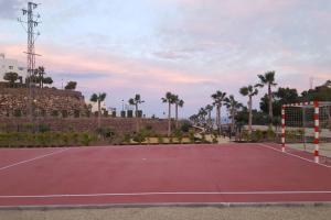 Tennistä tai squashia majoituspaikan Macenas Beach Resort Mojacar -Almeria alueella tai lähistöllä