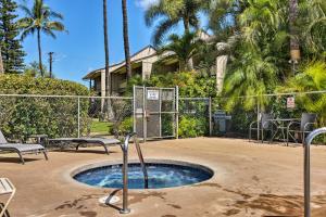 uma pequena piscina no meio de um pátio com palmeiras em Stunning South Maui Condo with Lanai by Beach! em Kihei