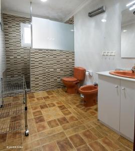 een badkamer met 2 toiletten en een wastafel bij Casa rural LAS TABLAS in Riópar