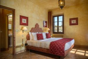 Postel nebo postele na pokoji v ubytování La Bagnaia Golf Resort + 37 fotografií