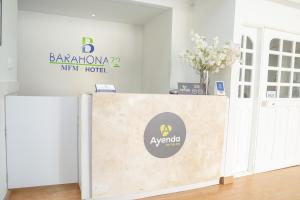 バランキージャにあるAyenda 1313 Barahona 72の客室内のホテルの看板