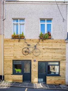een fiets hangend aan de zijkant van een gebouw bij James' Place at Dowlais in Merthyr Tydfil