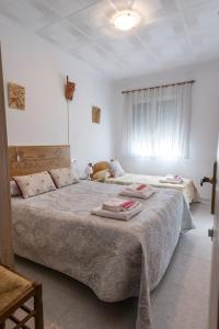een slaapkamer met 2 bedden en handdoeken bij Casa rural LAS TABLAS in Riópar