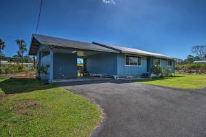una casa blu con un vialetto davanti di Keaau Home - 34 Mi to Volcanoes NP, Near Hilo a Keaau