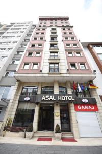 un hotel asiático se muestra en una calle de la ciudad en Asal Hotel, en Ankara
