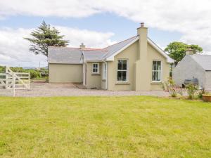 a detached house with a large yard in front of it at Joe's Cottage in Ardara
