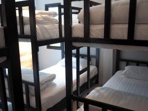 מיטה או מיטות קומותיים בחדר ב-@HOsTEL PHANGAN