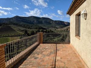 a balcony with a fence and a view of a mountain at L'Acadèmia de La Vilella Baixa 3 in La Vilella Baixa