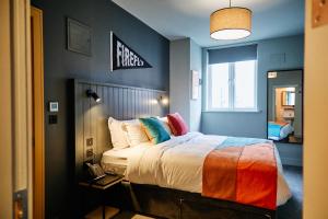 sypialnia z dużym łóżkiem i oknem w obiekcie Firefly w mieście Bray