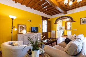 sala de estar con paredes amarillas y sofá en Casa Di Meo, en Monsagrati