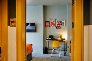 Televízia a/alebo spoločenská miestnosť v ubytovaní Firefly