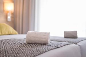 um close-up de um objecto branco numa cama em Aparthotel Cye Holiday Centre em Salou