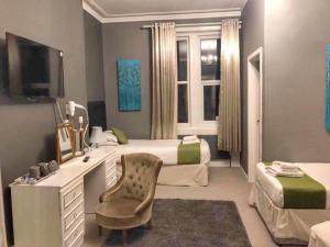 Μια τηλεόραση ή/και κέντρο ψυχαγωγίας στο Kensington Hotel +14 φωτογραφίες