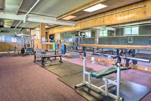 un gimnasio con varias cintas de correr y máquinas en Lincoln Condo with Amenities and Shuttle to Loon!, en Lincoln