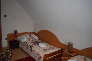 A bed or beds in a room at Skalny