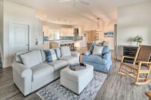 Posezení v ubytování Waterfront Scotland Beach Retreat with Private Beach