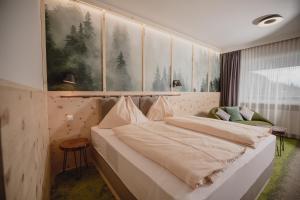um quarto com uma cama grande em um quarto em Gasthof Berghof em Semmering