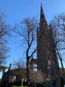 Belgrade Plaza Serviced Apartments في كوفينتري: مبنى طويل عليه برج ارضي