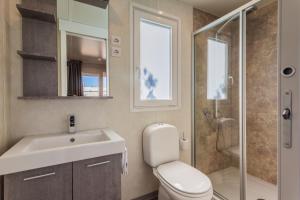 Ett badrum på Mobile homes Lussmarin