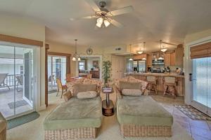 ein Wohnzimmer mit 2 Sofas und einer Küche in der Unterkunft Princeville Condo with Mountain and Golf Course Views! in Princeville