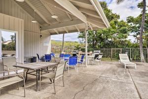 Majoituspaikan Top-Floor Kailua Bay Resort Condo with Ocean Views! ravintola tai vastaava paikka