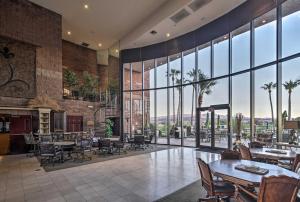 Un restaurante con mesas y sillas y grandes ventanales. en Lake Havasu Getaway with Golf Course and Lake Views!, en Lake Havasu City