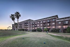 Un gran edificio con palmeras delante. en Lake Havasu Getaway with Golf Course and Lake Views!, en Lake Havasu City