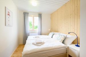 Кровать или кровати в номере Marvelous lake view apartments - Jezerka Lipno