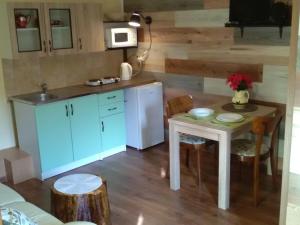 a small kitchen with a table and a microwave at Privat Milan in Hrabušice