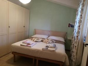 Un dormitorio con una cama con libros. en B & B da Maria, en Ancona