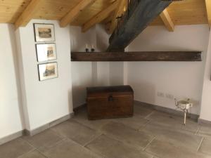 a room with a chest in the corner of a room at Ampio e luminoso appartamento a 2 passi da Pavia in Cava Manara